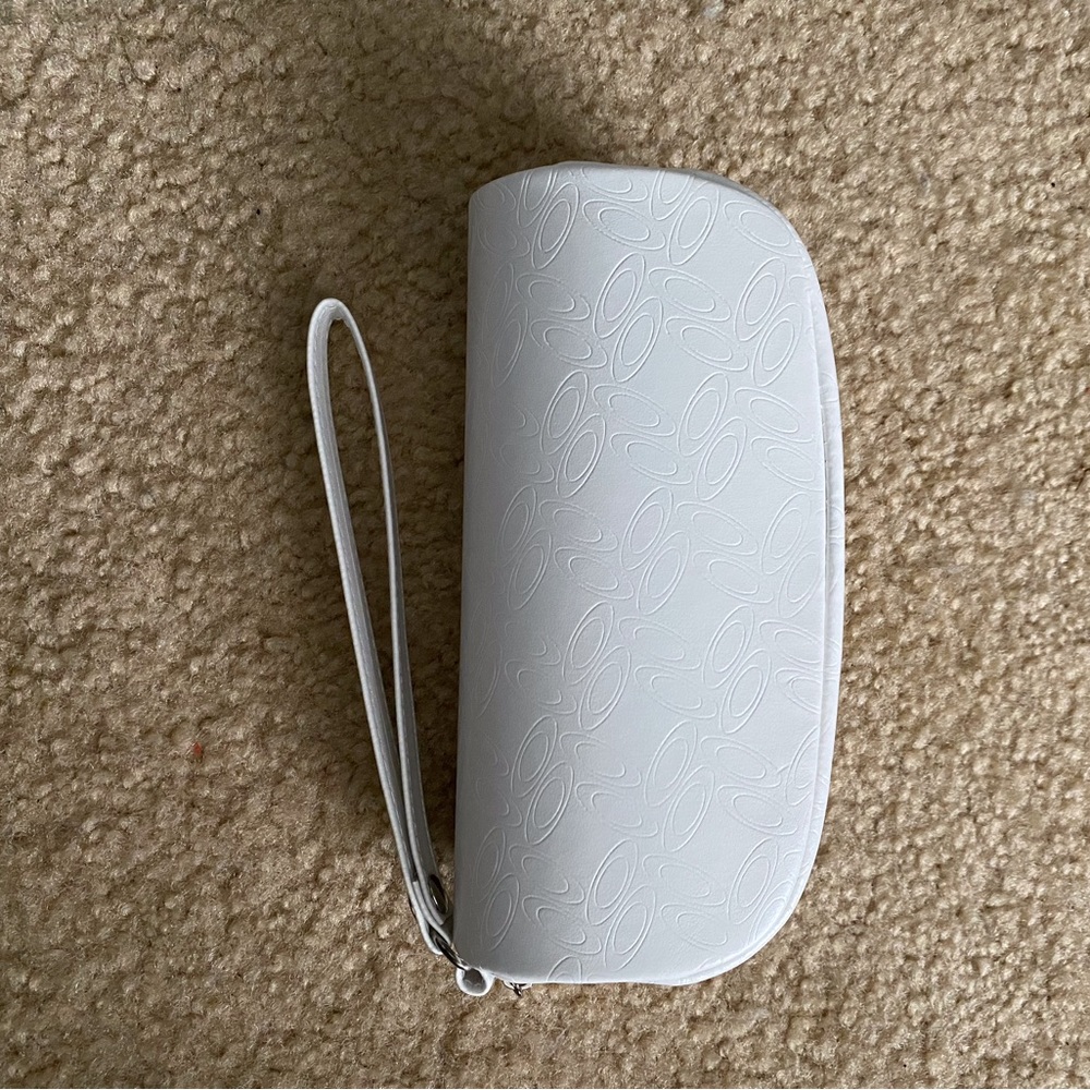 Oakley Case - Picture 4 of 4
